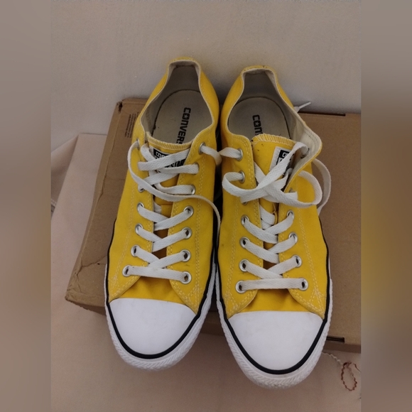 Converse Bright Yellow Low-Tops Men's Size 10 Women Size 12 - Picture 1 of 9